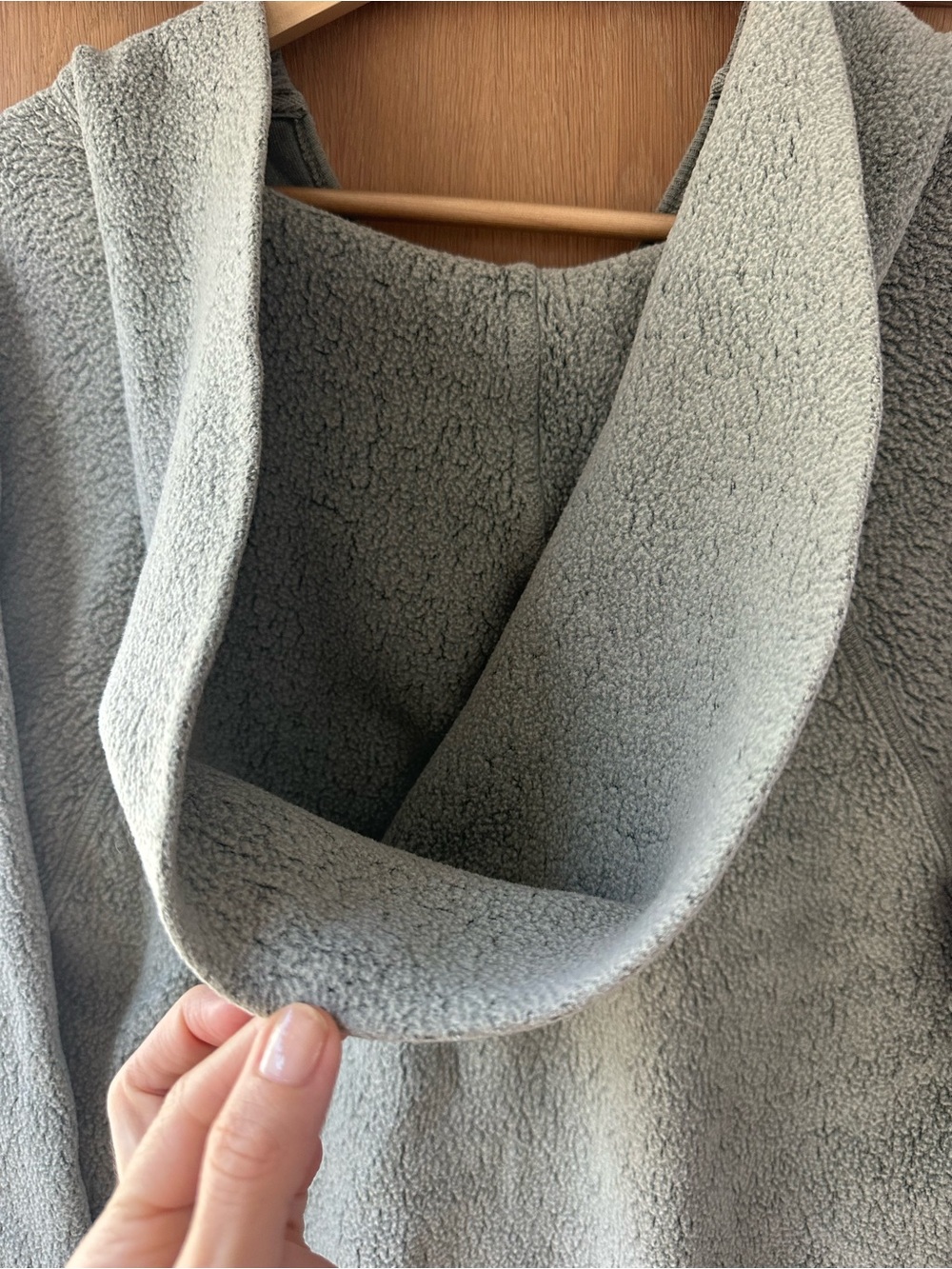THE GREAT. Faded Green Sherpa V-Neck Hoodie Size 1 - Picture 7 of 8
